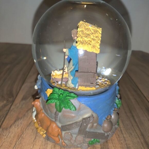 Kcare Musical Water Globe Nativity Scene 5½'in Tall - Picture 4 of 7